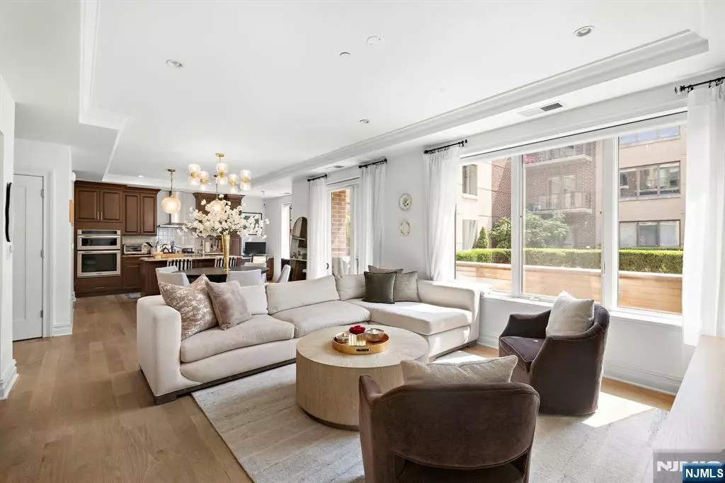 Weehawken, NJ 07086,250 Henley PL #206