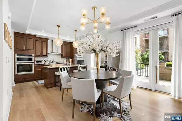 Weehawken, NJ 07086,250 Henley PL #206