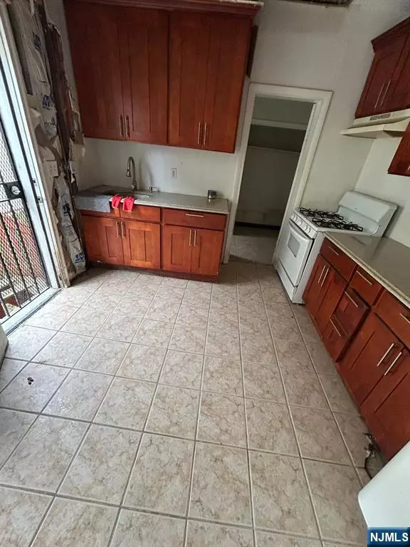 Newark, NJ 07103,352 Bergen ST