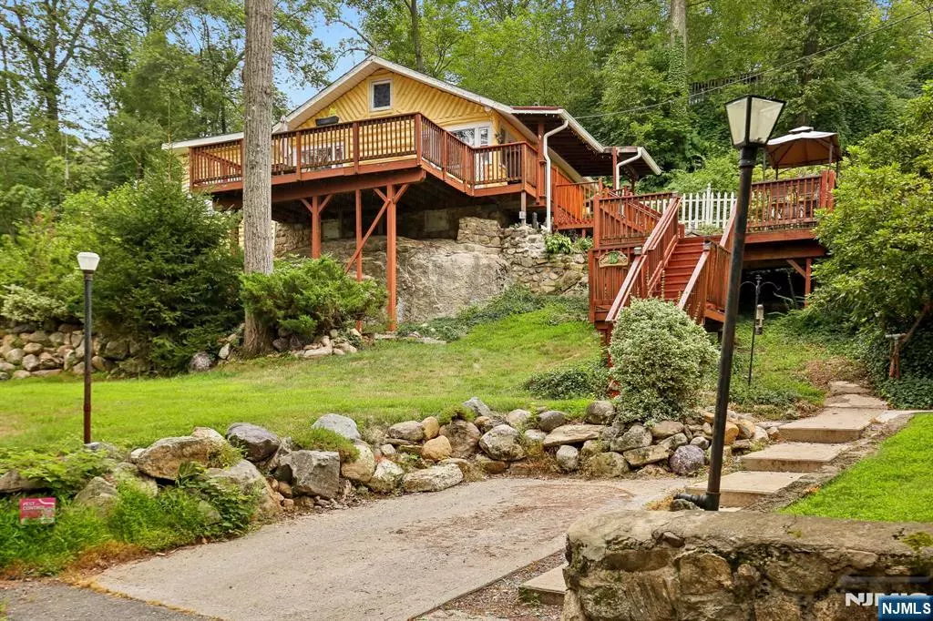 West Milford, NJ 07480,13 Rock RD