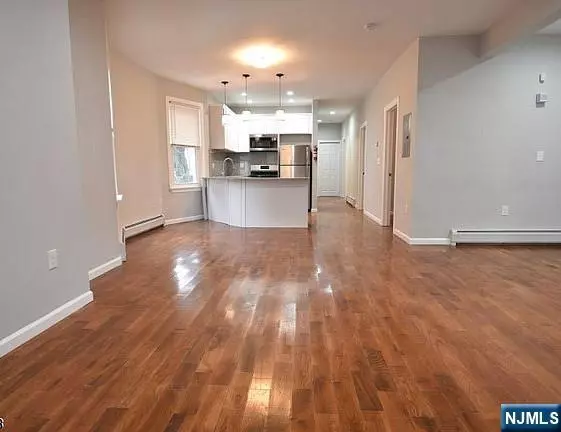 East Orange, NJ 07018,83 Arsdale TER