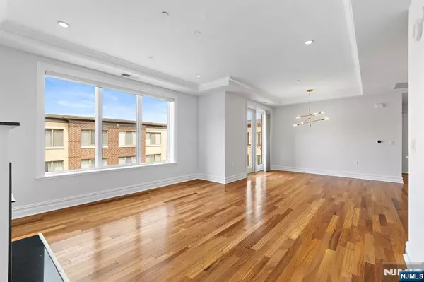 Weehawken, NJ 07086,250 Henley PL #411
