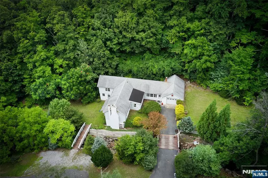 41 Sand Pond RD, Hamburg, NJ 07419