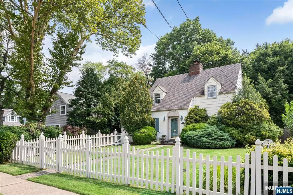 Ho-ho-kus, NJ 07423,260 Sheridan AVE