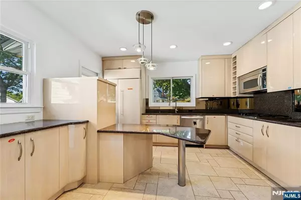 Teaneck, NJ 07666,680 Forest AVE