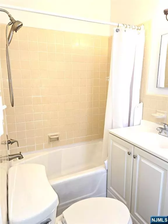 Teaneck, NJ 07666,250 Degraw AVE #2FL