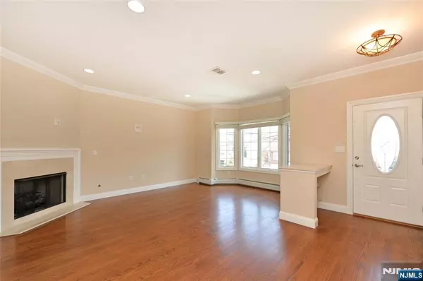 Palisades Park, NJ 07650,64 Harwood AVE #1