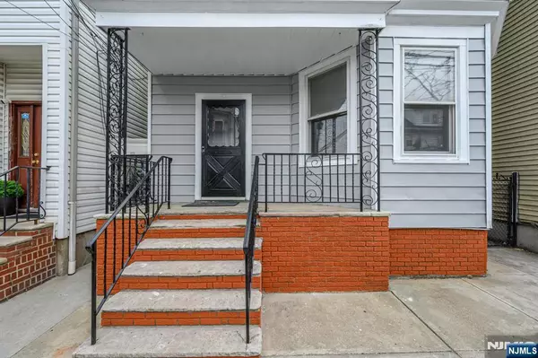 Newark, NJ 07105,23 Komorn ST
