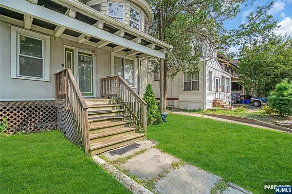 East Orange, NJ 07017,182 Maple AVE