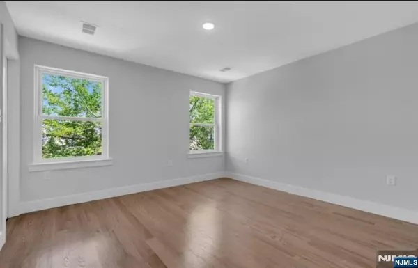 Elizabeth, NJ 07206,213 Pine ST