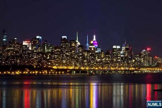 9 Somerset LN #PH606-607, Edgewater, NJ 07020