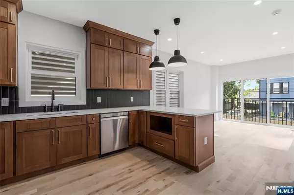 Newark, NJ 07108,13 Voorhees