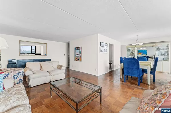 Cliffside Park, NJ 07010,250 Gorge #14J