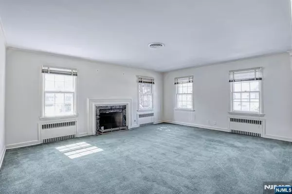 Leonia, NJ 07605,353 Oakdene AVE