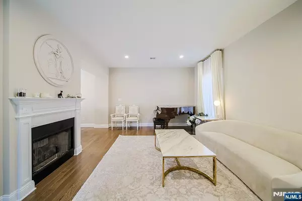 Tenafly, NJ 07670,2 Mahan ST