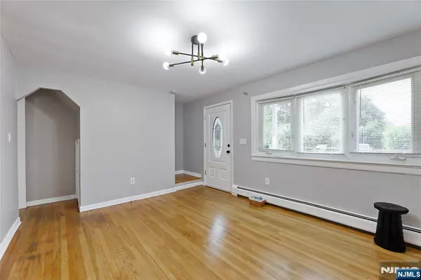4 Elm ST, Bloomingdale, NJ 07403