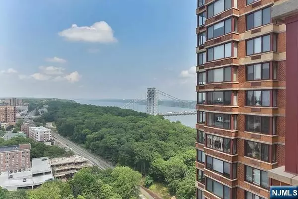 100 Old Palisade RD #3402, Fort Lee, NJ 07024