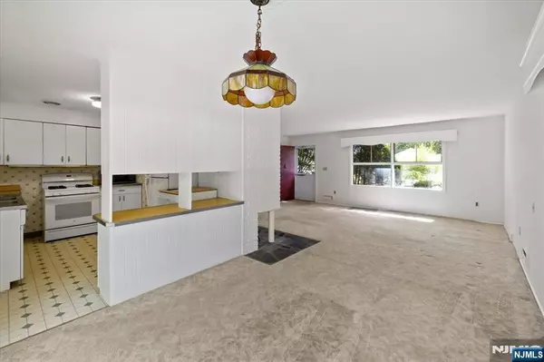 Midland Park, NJ 07432,23 Brautigam LN