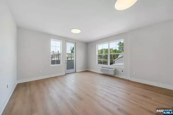 Clifton, NJ 07011,1 Center ST #302