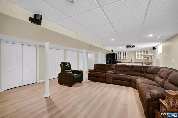 Livingston, NJ 07039,27 Wingate DR