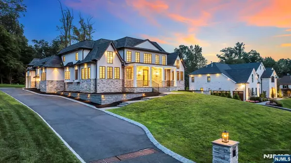 12 Hamilton DR, North Caldwell, NJ 07006