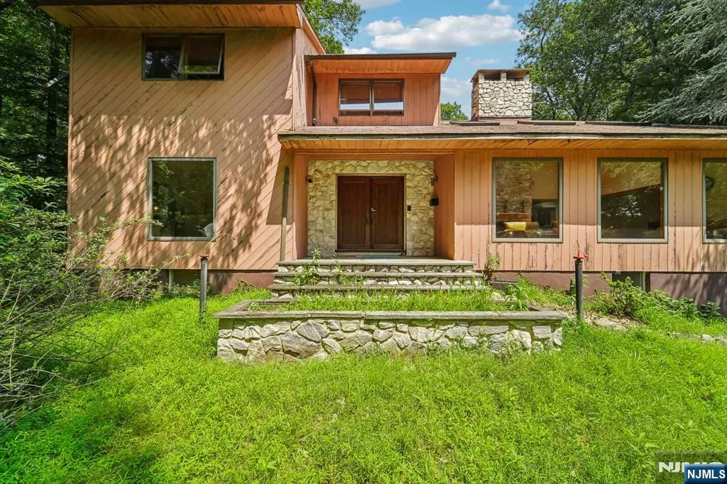 Franklin Lakes, NJ 07417,724 Tall Oaks CT