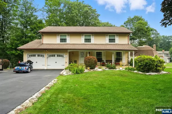 40 Camelot DR, Mount Olive Township, NJ 07828