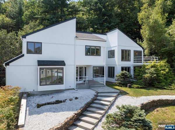 215 Eileen DR, Cedar Grove, NJ 07009