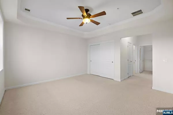 Wanaque, NJ 07465,9312 Warrens WAY