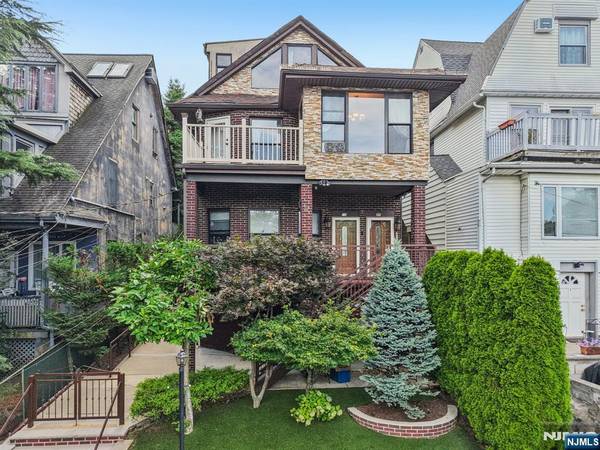 32 Hudson TER, Edgewater, NJ 07020