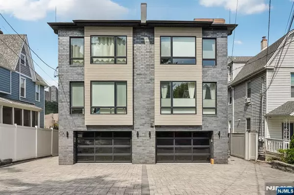 21 B Sterling PL, Edgewater, NJ 07020
