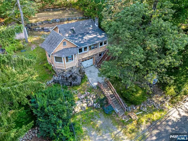 West Milford, NJ 07480,17 Pheasant LN