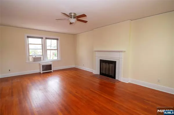 Elmwood Park, NJ 07407,29 13th AVE