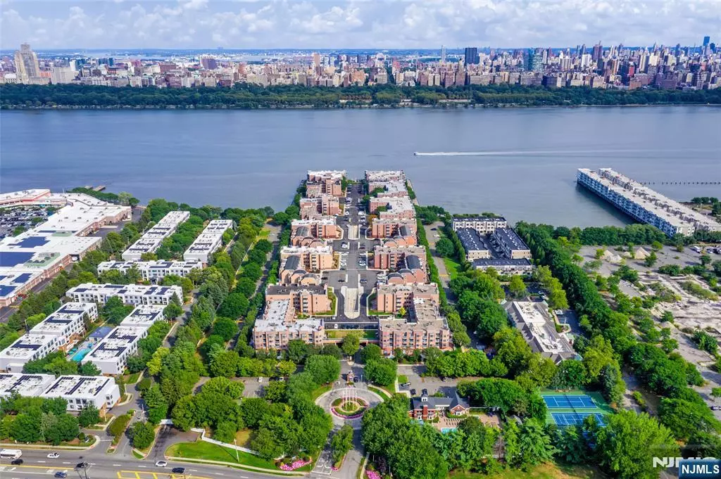 Edgewater, NJ 07020,401 Thornton CT #T401