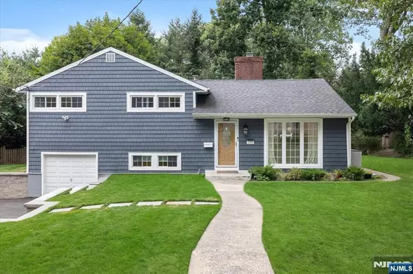 208 Busteed DR, Midland Park, NJ 07432
