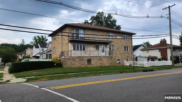 Palisades Park, NJ 07650,302 E Harriet AVE