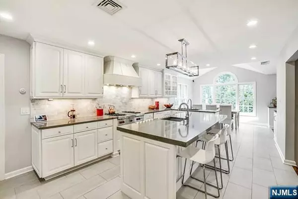 Wyckoff, NJ 07481,406 Carriage LN