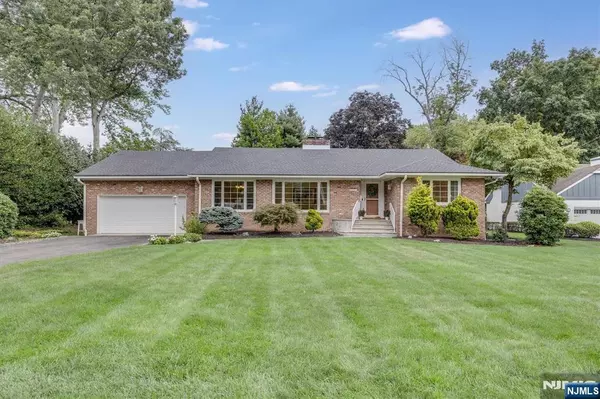 16 Tancin LN, Clifton, NJ 07013