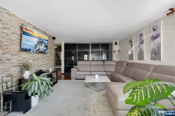 2150 Center AVE #4E, Fort Lee, NJ 07024