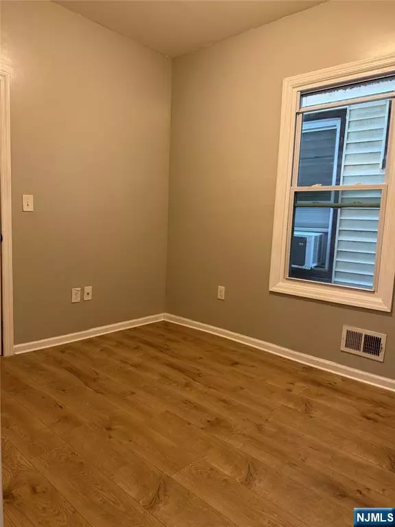 Paterson, NJ 07522,72 Arch ST