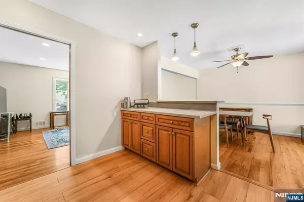 Pompton Lakes, NJ 07442,4 Henderson CT