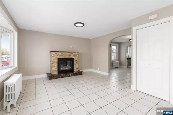 Lyndhurst, NJ 07071,482 6th AVE