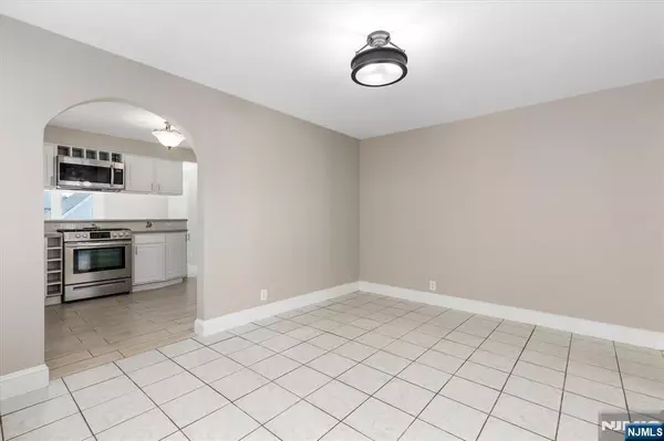 Lyndhurst, NJ 07071,482 6th AVE