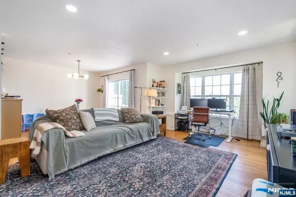 Pompton Lakes, NJ 07442,132 Summit RDG