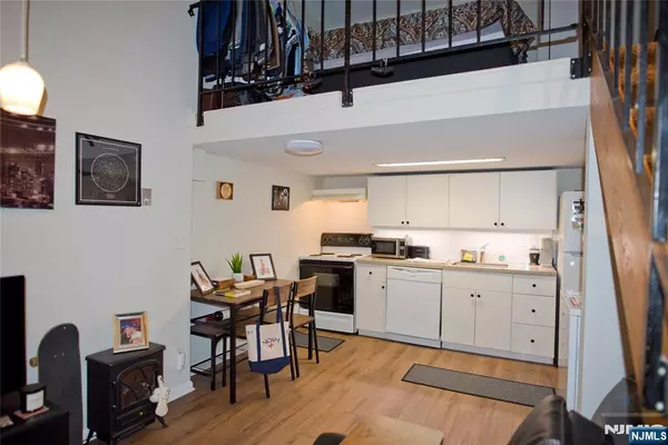 Edgewater, NJ 07020,18 Massa LN #C8