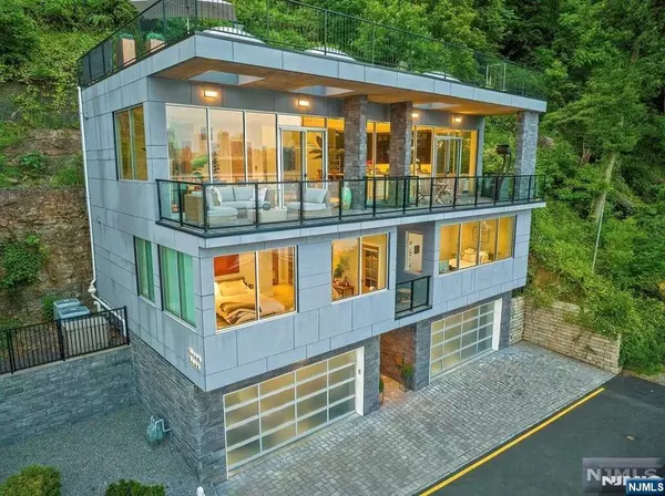 34 Shore RD, Edgewater, NJ 07020