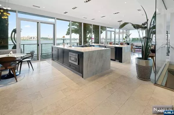 Edgewater, NJ 07020,34 Shore RD #34S