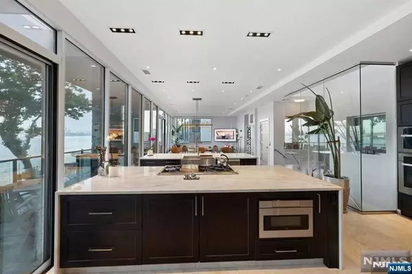 Edgewater, NJ 07020,34 Shore RD #34S