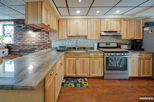 Secaucus, NJ 07094,3 Acorn RD