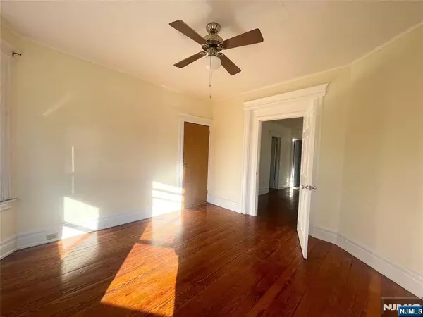 Kearny, NJ 07032,180 Devon ST #2